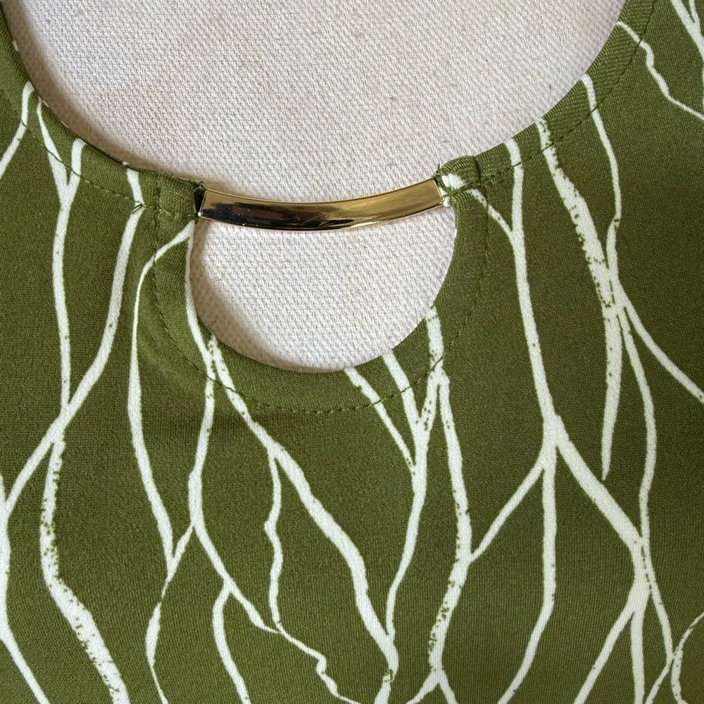 TAHARI olive green and white sleeveless tank top with gold accessory NWT. Large - Picture 3 of 12